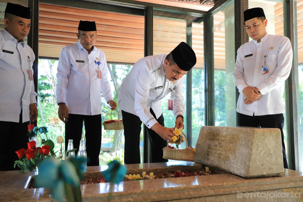 Jelang Purna Tugas, Anwar Ziarah ke Makam Bung Hatta