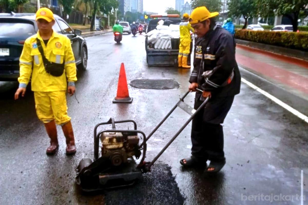Perbaikan jalan jaksel tiyo