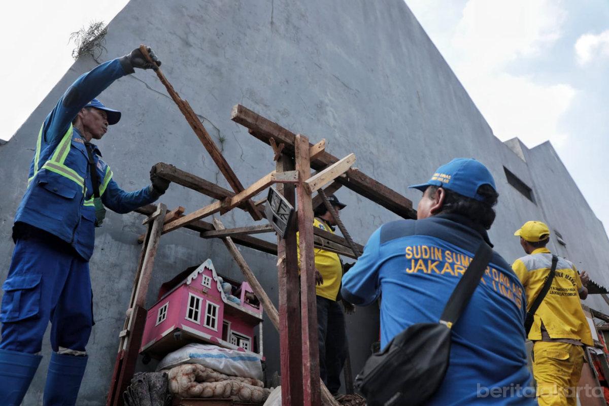 Bangunan Liar di Jalan Haji Taiman Barat Ditertibkan