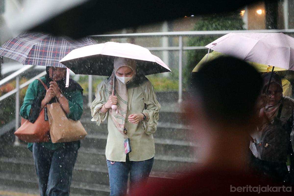 Cuaca hujan karyawan kantor jati