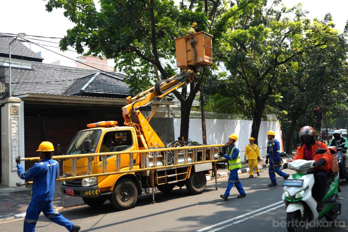 Sudin Bina Marga Jaksel Rapikan Kabel Udara di Jalan Lauser