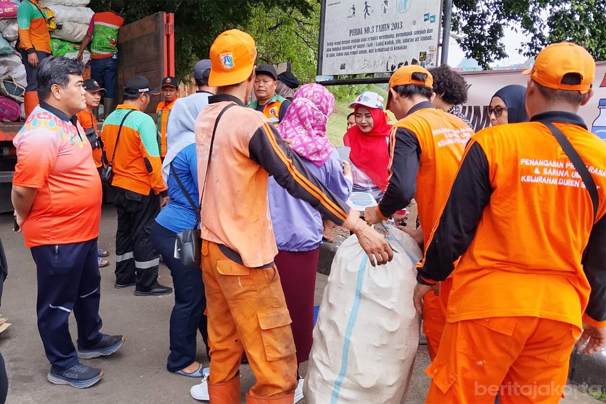 Penimbangan Sampah Anorganik Duren Sawit nur2