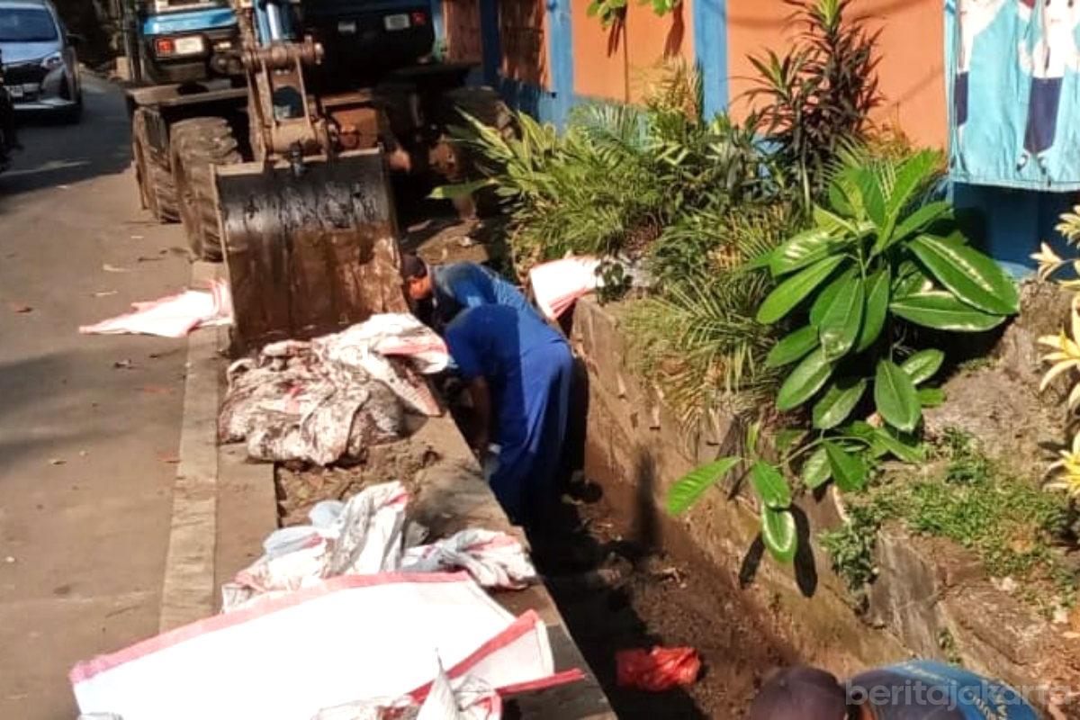 Saluran Air di Jalan Kemajuan Raya Dikuras