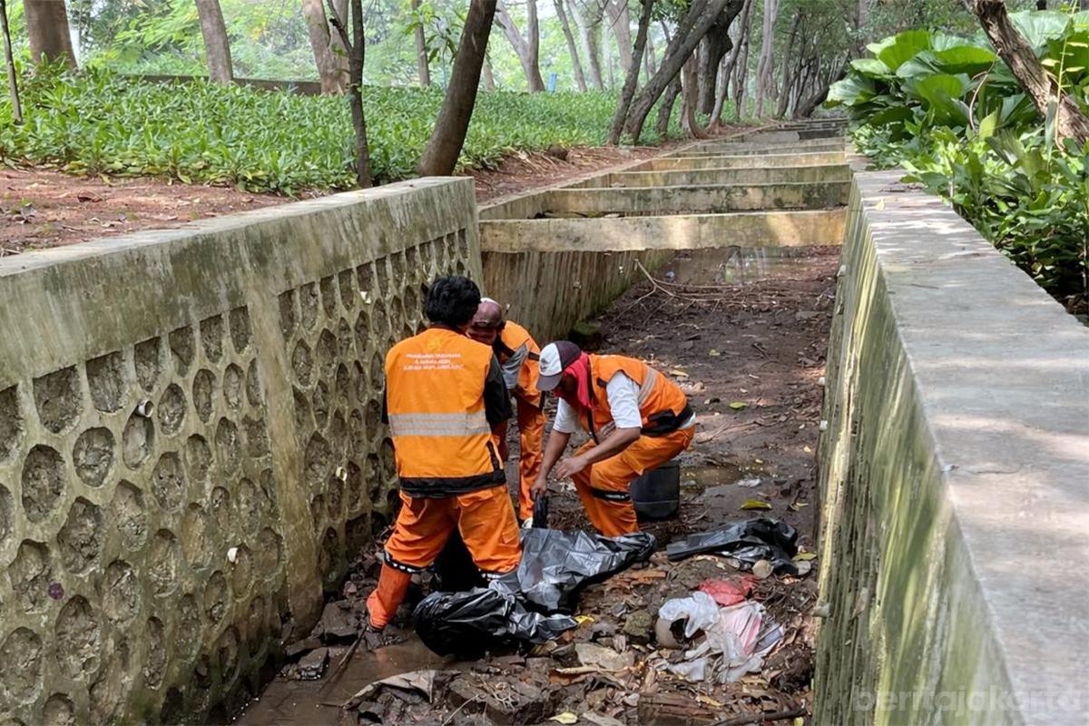 Kerja bakti Jalan Yos Sudarso anita