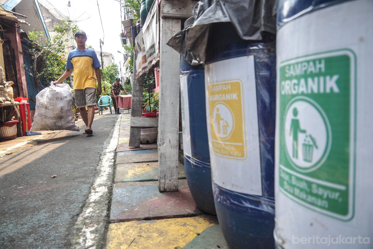 Warga pilah sampah ilustrasi