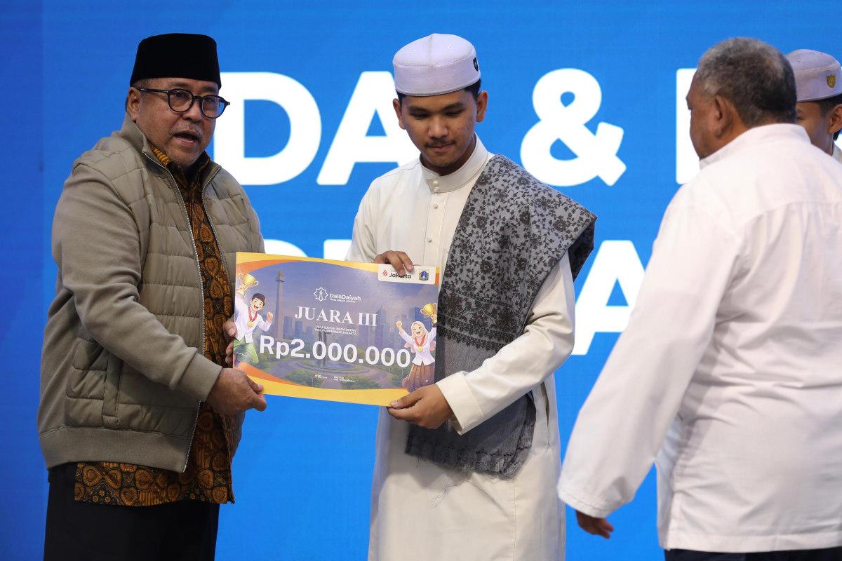 Rano Serahkan Piala Pemenang Dai dan Daiyah Masa Depan
