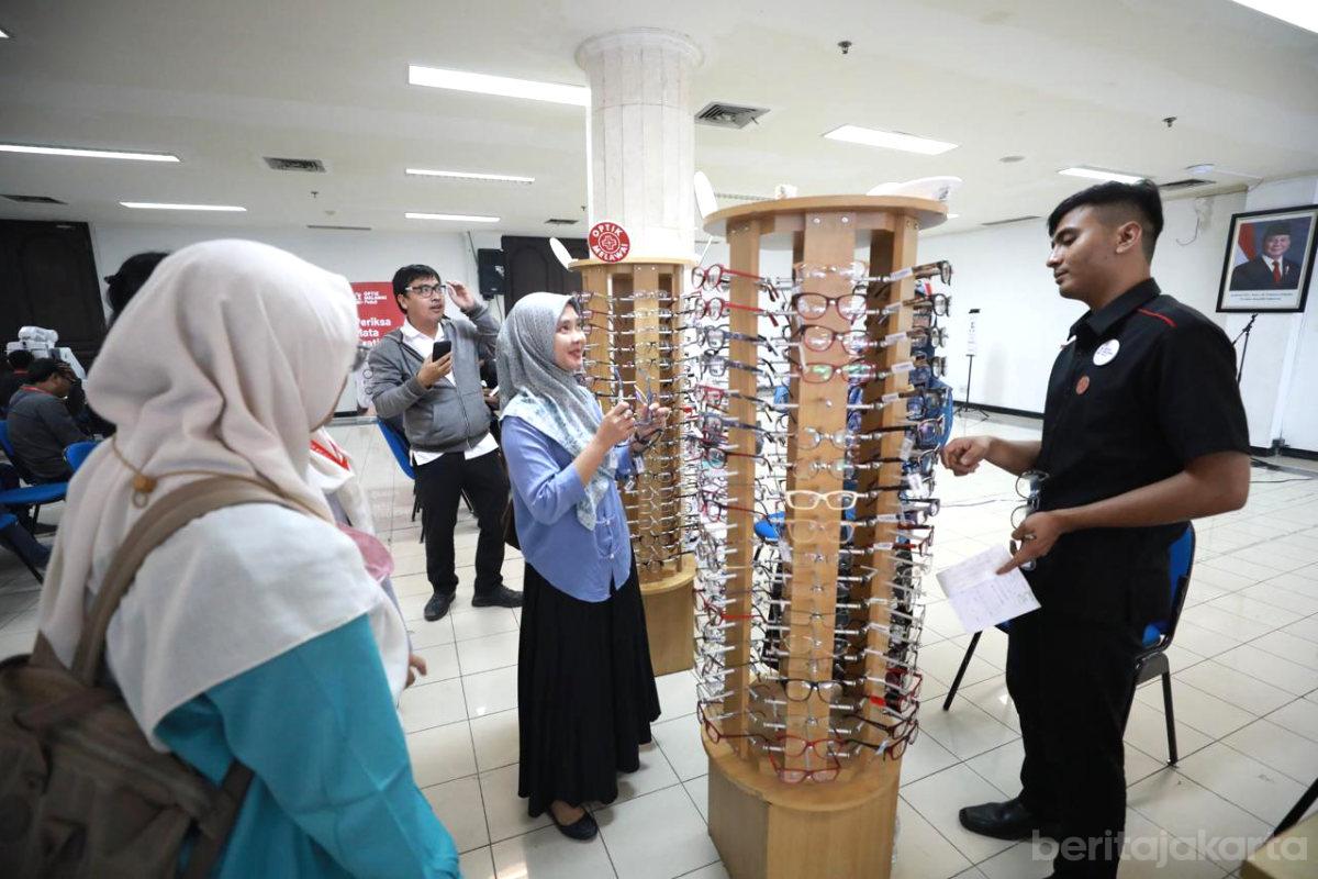 Pemkot Jakut dan Optik Melawai Bagikan 1.000 Kacamata Gratis
