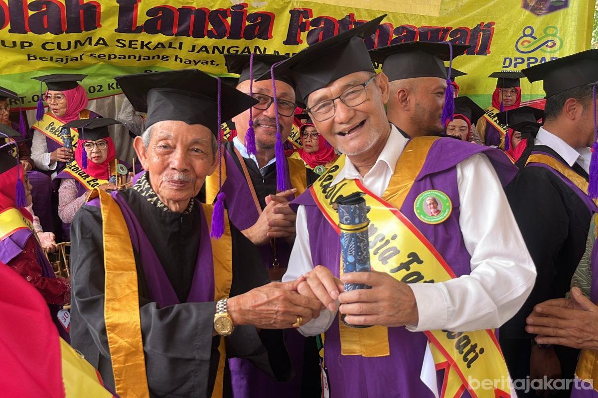 68 Peserta Sekolah Lansia Fatmawati Diwisuda