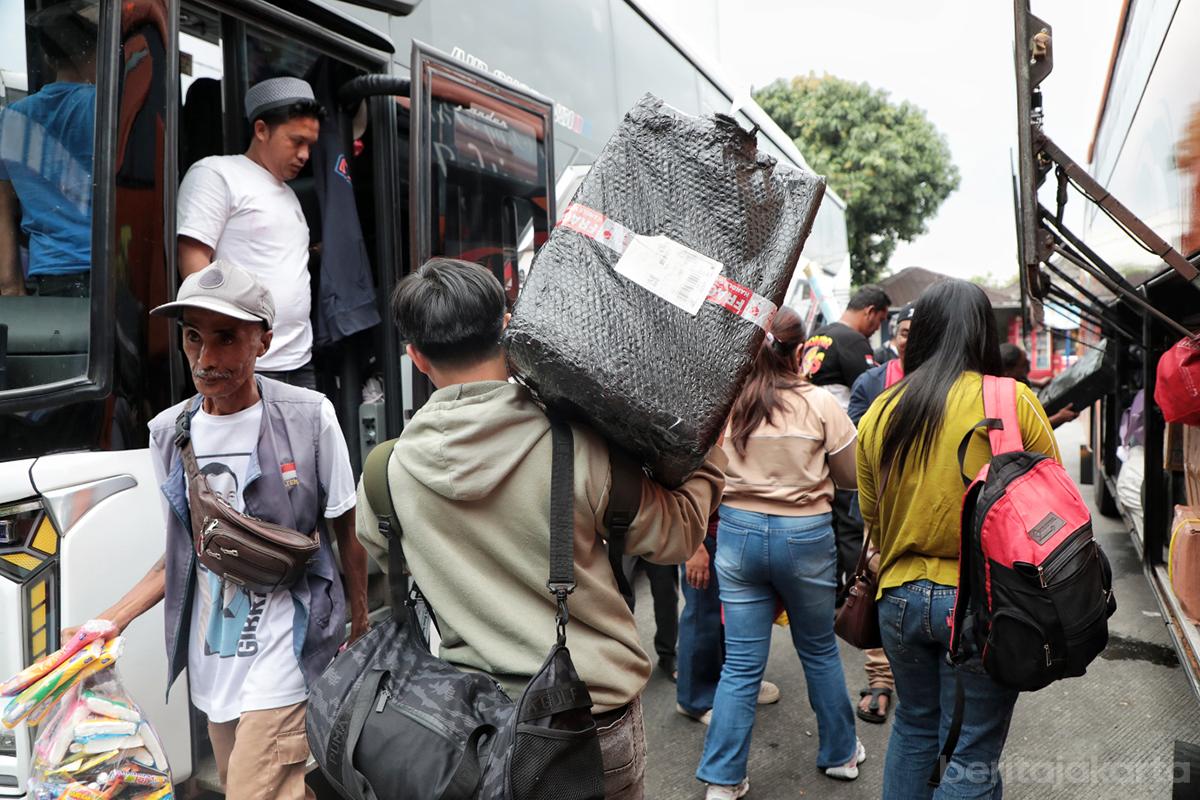 Pemudik terminal kampung rambutan otoy