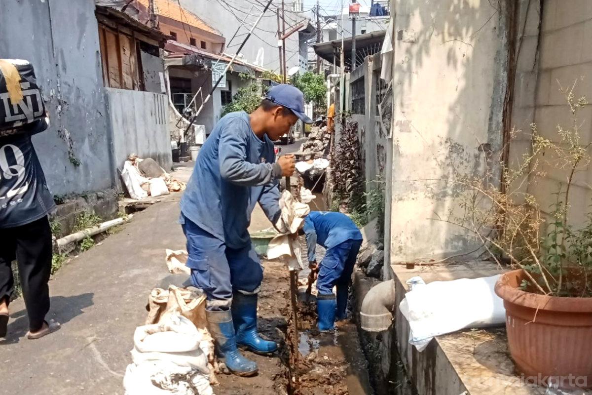 Tujuh Pasukan Biru DIkerahkan Menormalisasi Saluran Air di Kebon Kacang II