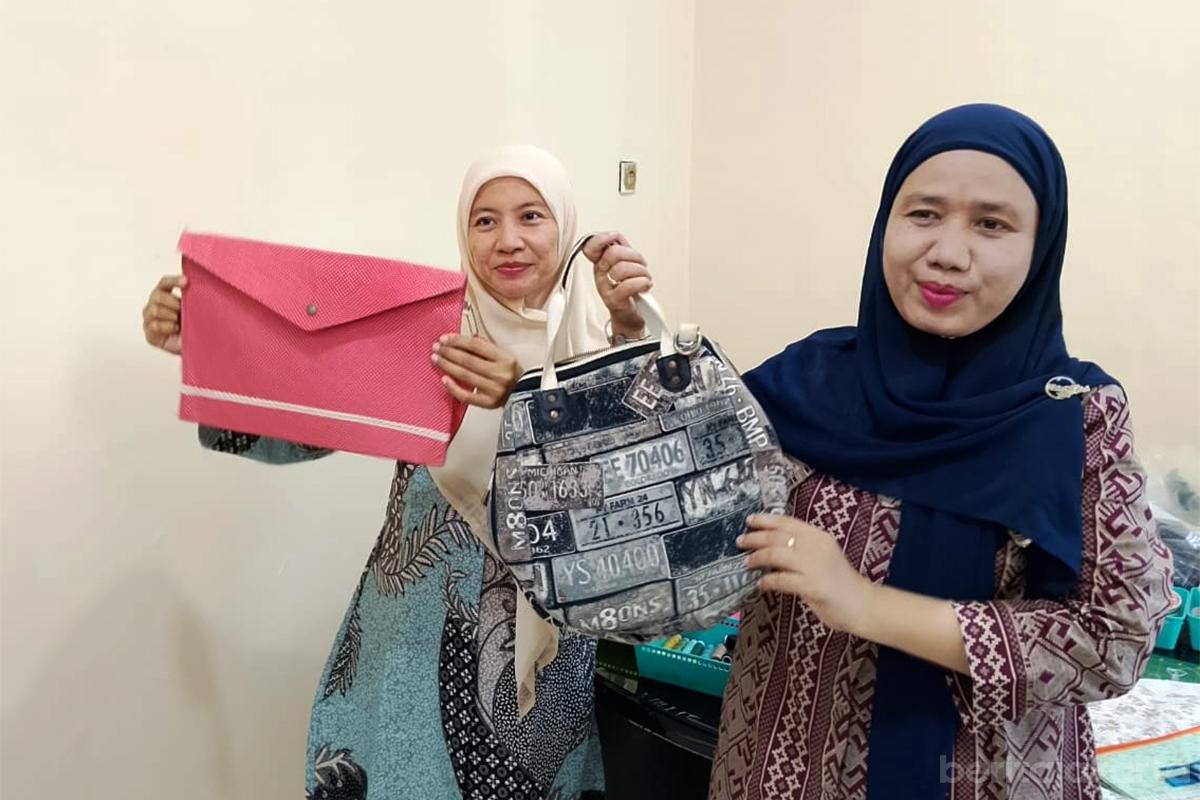 Warga RW 12 Malaka Jaya kerajinan nur