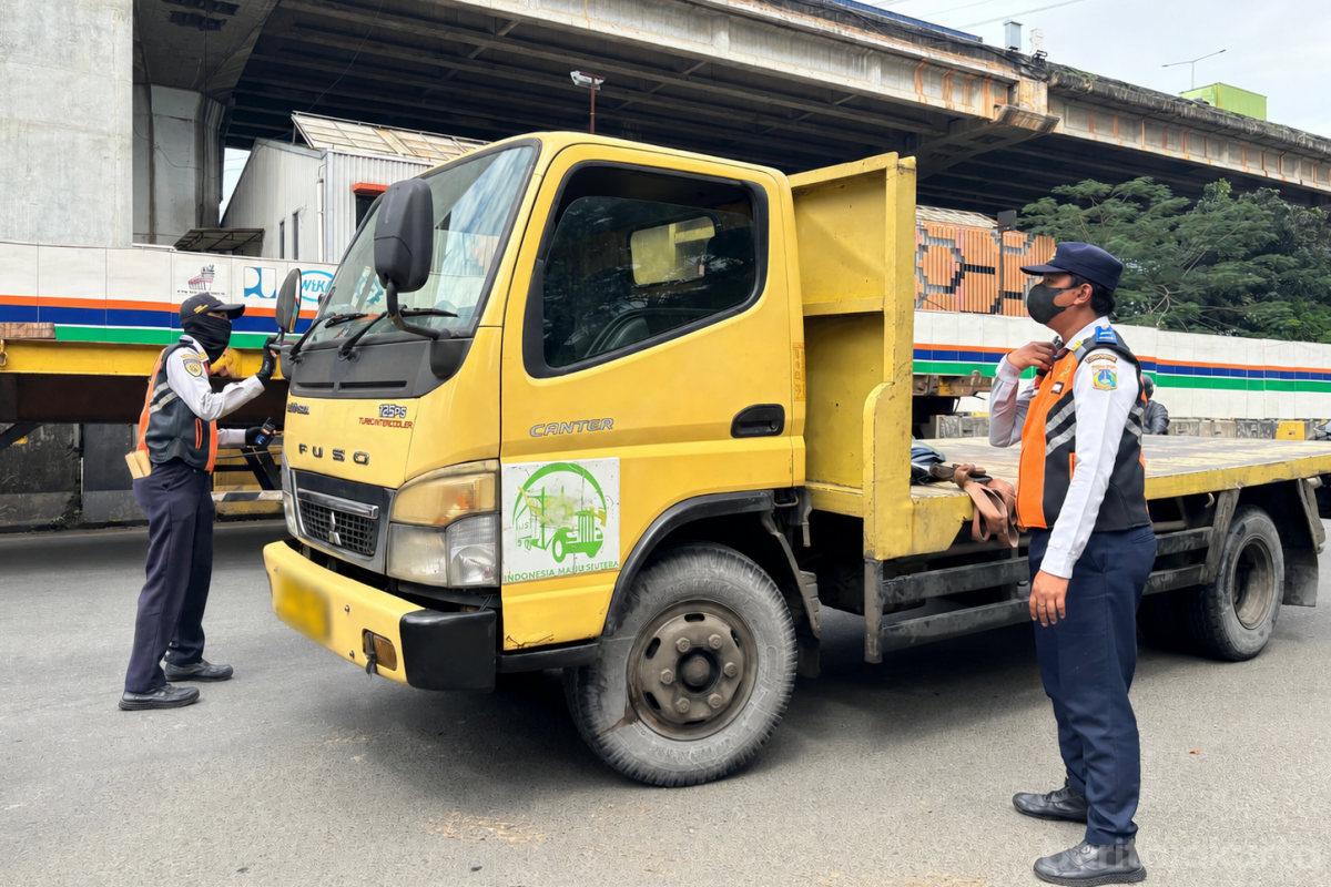 16 Angkutan Barang Langgar Aturan di Jalan Lodan Raya Ditindak