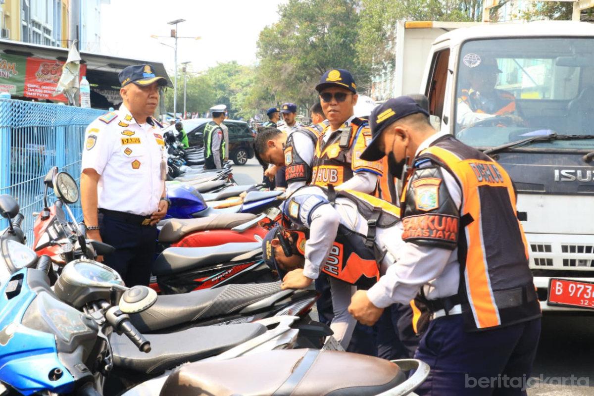 Penertiban Parkir Liar di Cengkareng Timur Tindak 108 Motor