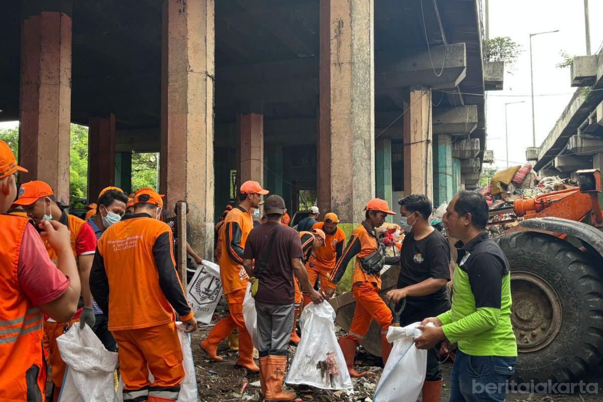 Sampah kolong tol wiyoto wiyono