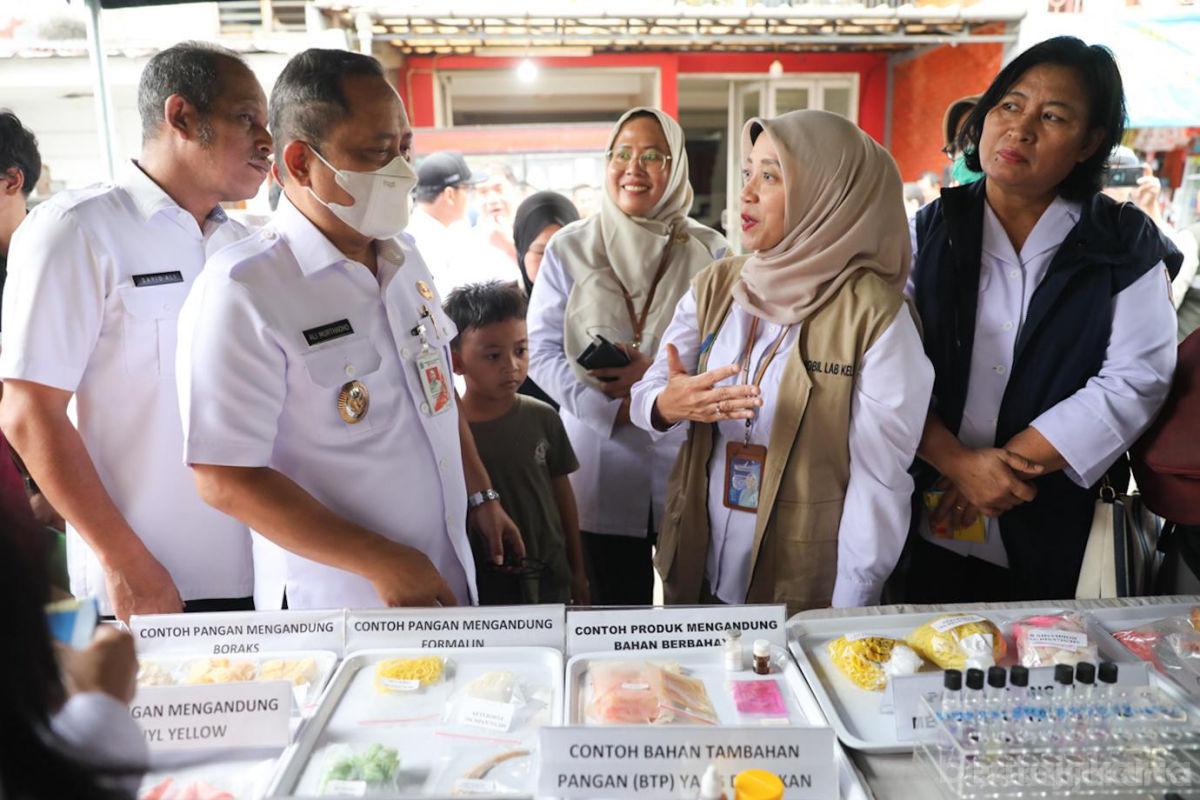 Pemeriksaan Kandungan Takjil di Jalan Karya Utama