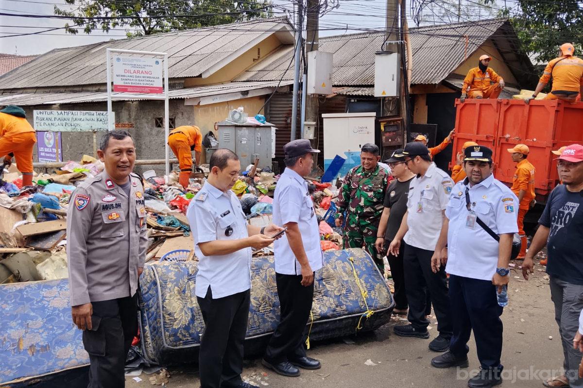 Personel Gabungan Bersihkan Sampah Pasca Genangan di Ciracas