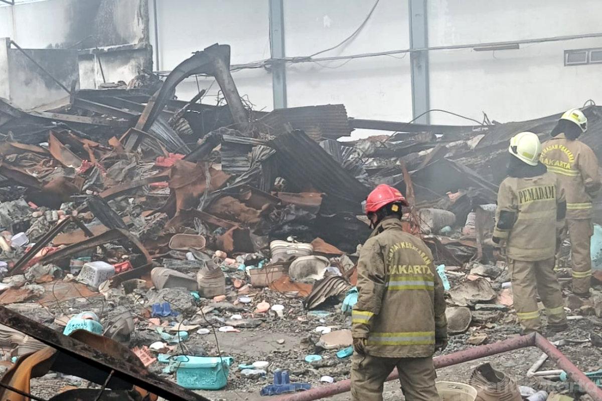 5 Unit Pemadam Atasi Kebakaran Gudang Plastik di Kapuk