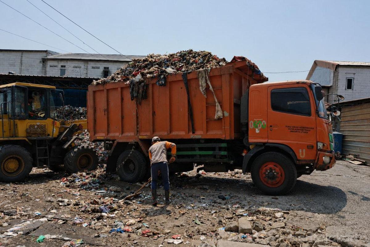Sudin LH Jakut Percepat Penanganan Timbunan Sampah di Rusun Waduk Pluit