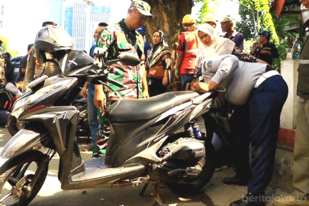 Parkir Liar dan Lapak PKL di Jalan Kota Bambu Raya Ditertibkan