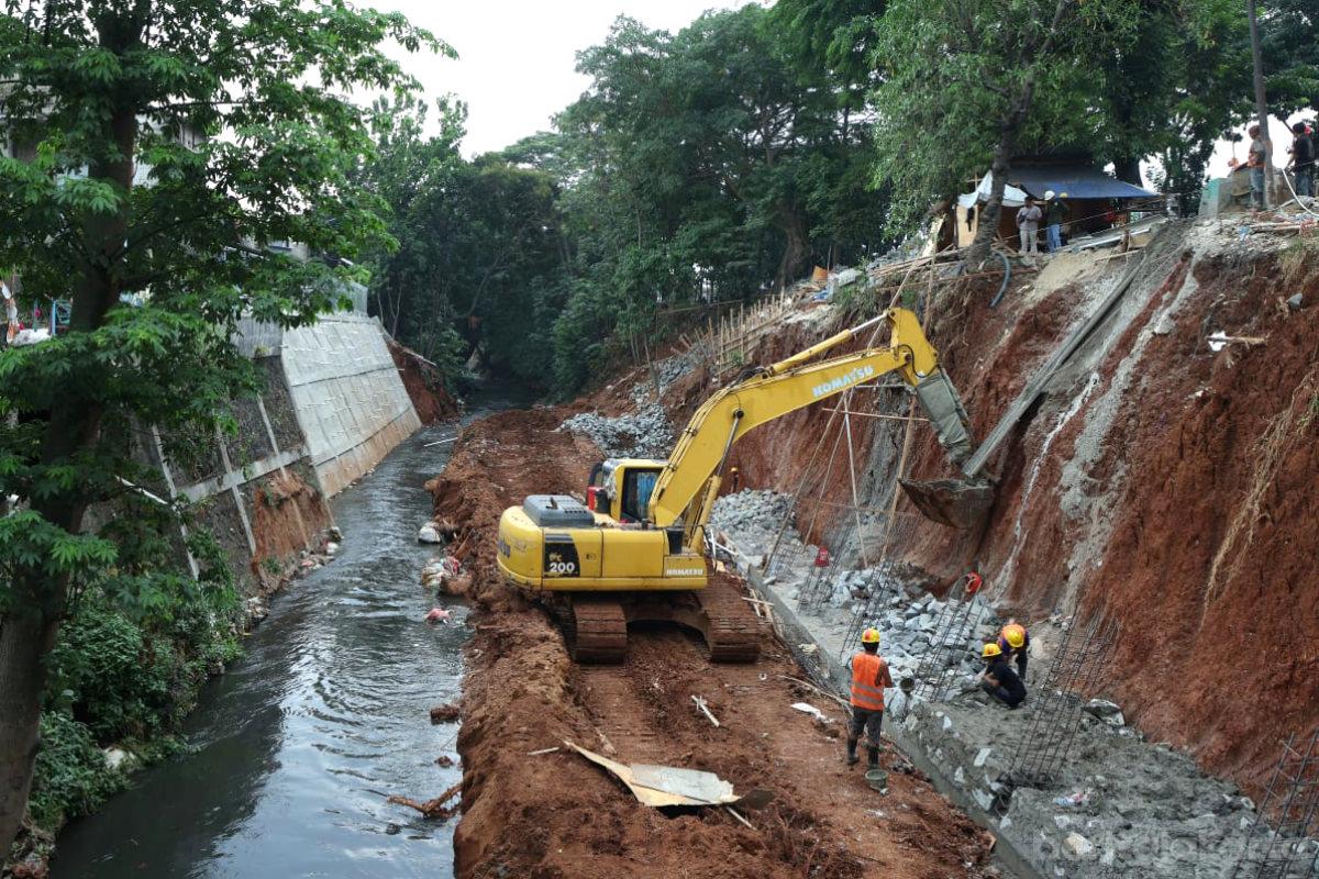 Perbaikan Turap Kali Baru Capai 30 Persen