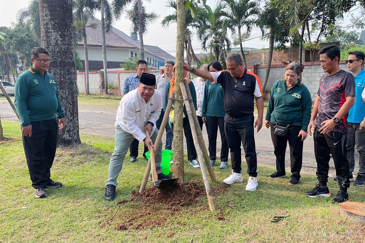 Taman pohon tabebuya Jalan Prisma Raya jakbar budi
