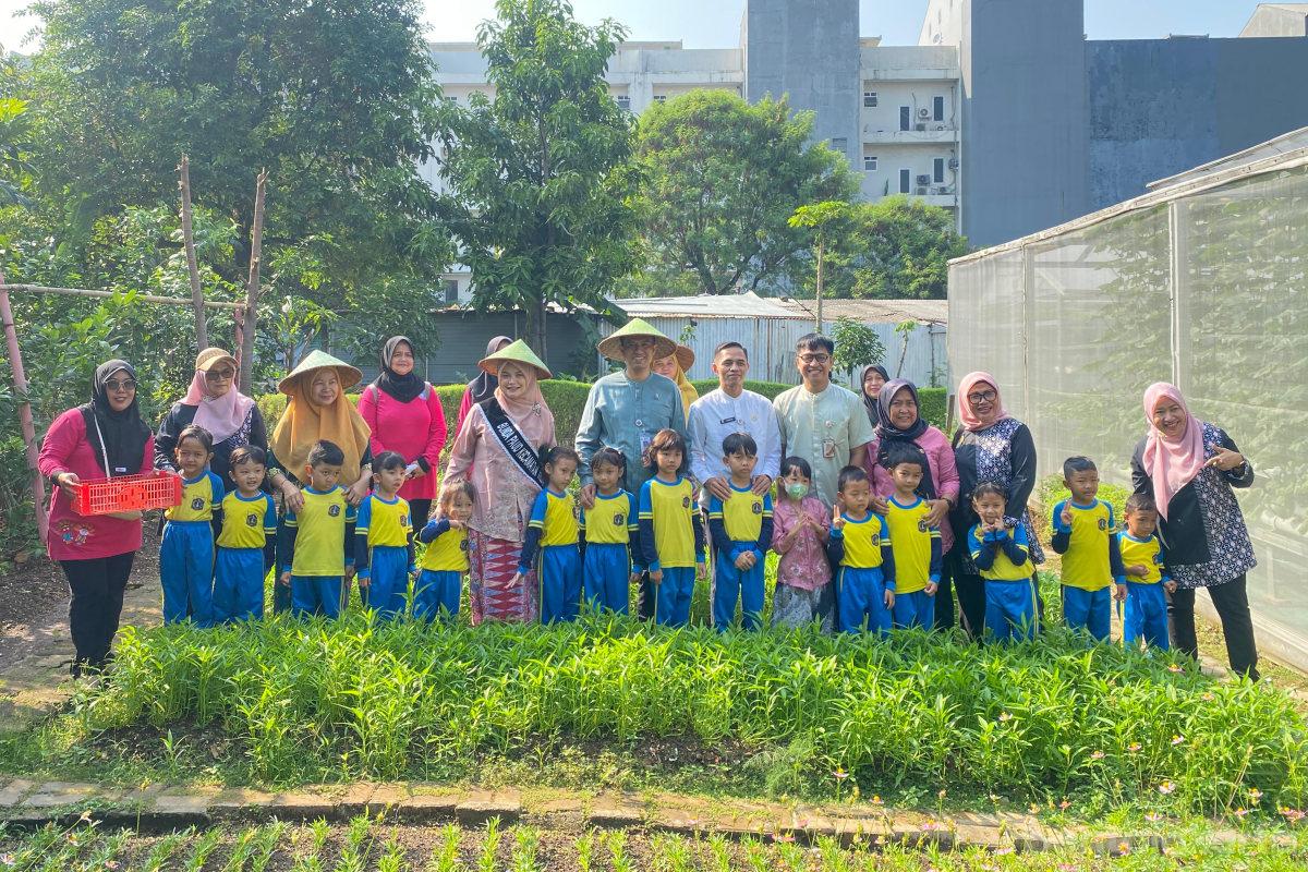 Puluhan Murid PAUD Panen Sayuran di Kebun Gangnam