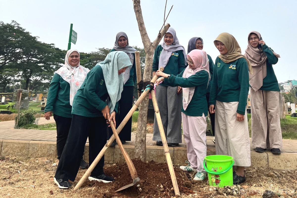 Tanam pohon TPU Tanah Kusir tiyo