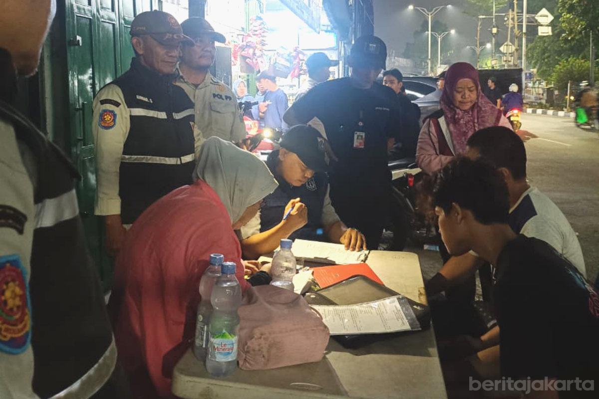 25 Pelaku Pembuang Sampah Liar Kena OTT di Kramat Jati