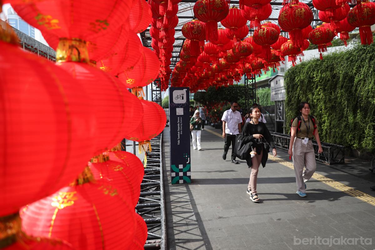 Hiasan lampu Imlek jati