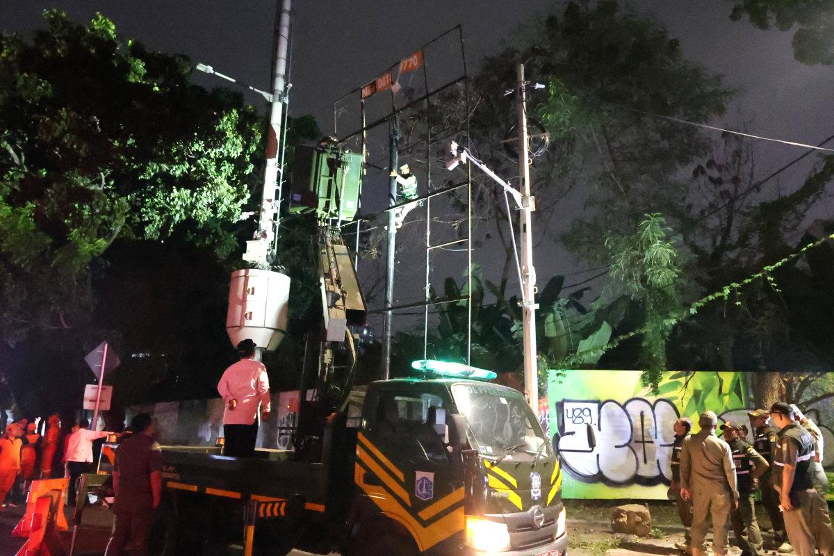Bahayakan Keselamatan Warga, Reklame Tak Berizin di Rasuna Said Dibongkar Satpol PP