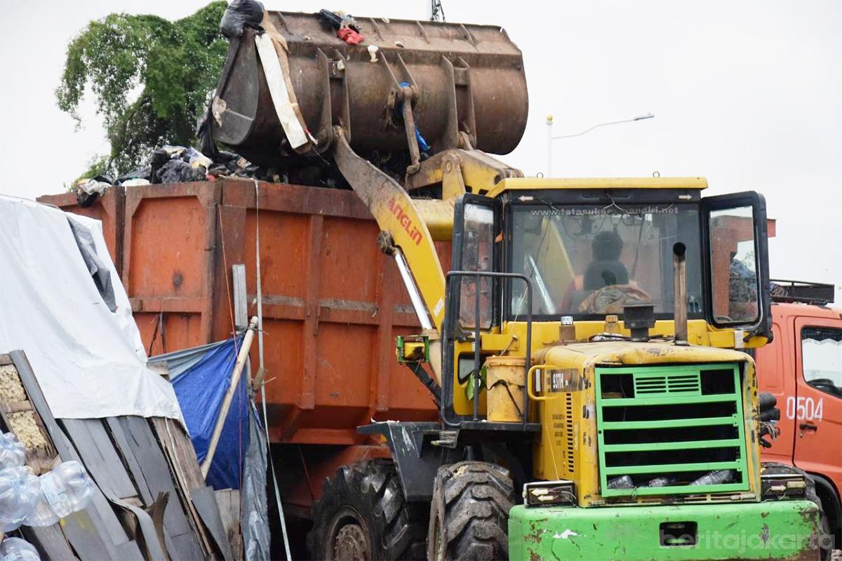 Angkut timbunan sampah pejagalan anita ist
