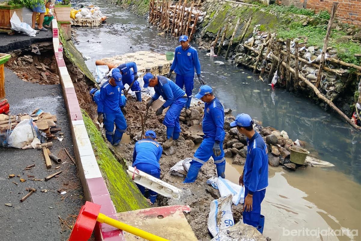 Turap longsor jalan jembatan merah nur