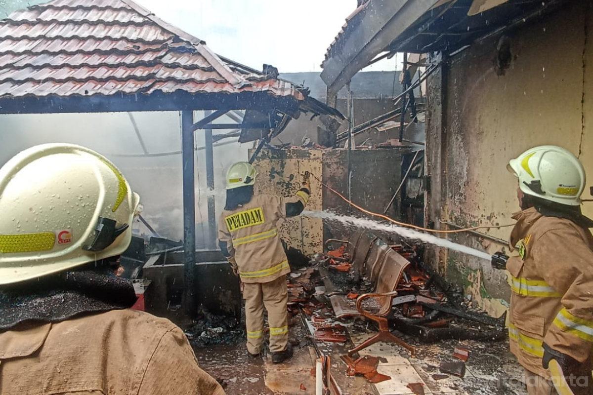 Sudin Gulkarmat Jakpus Berhasil Padamkan Kebakaran di Kebon Kosong