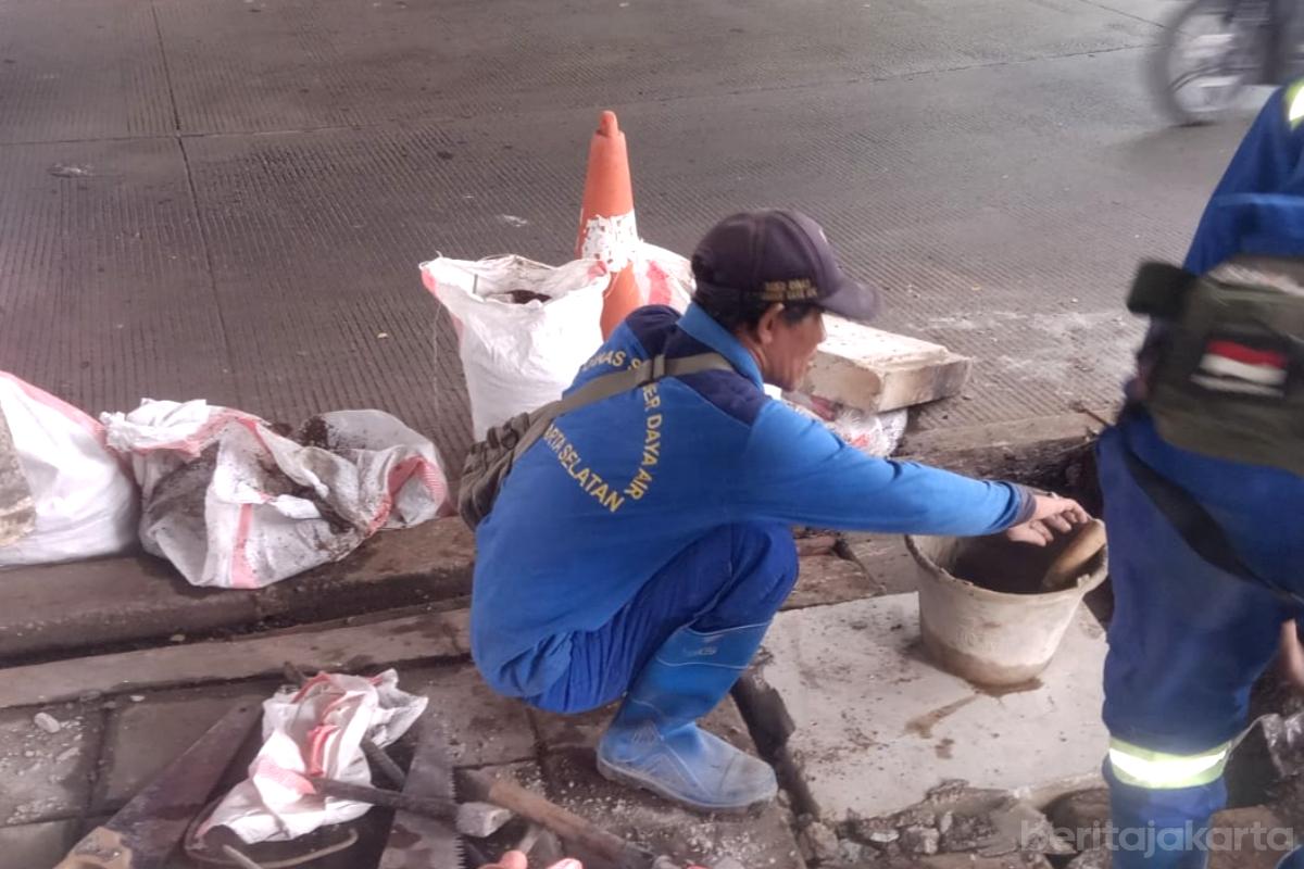 Saluran Air Kolong Flyover Pancoran Dibersihkan tiyo