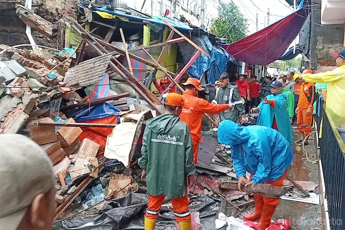 Evakuasi tembok pagar roboh budi
