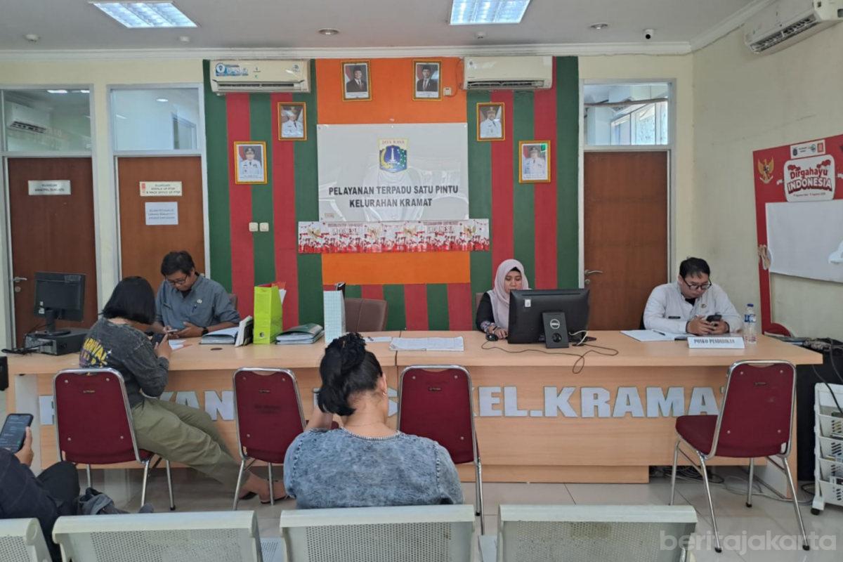 Sudin Pendidikan II Jakpus Bantu Pendataan Penyintas Kebakaran di Kramat Pulo