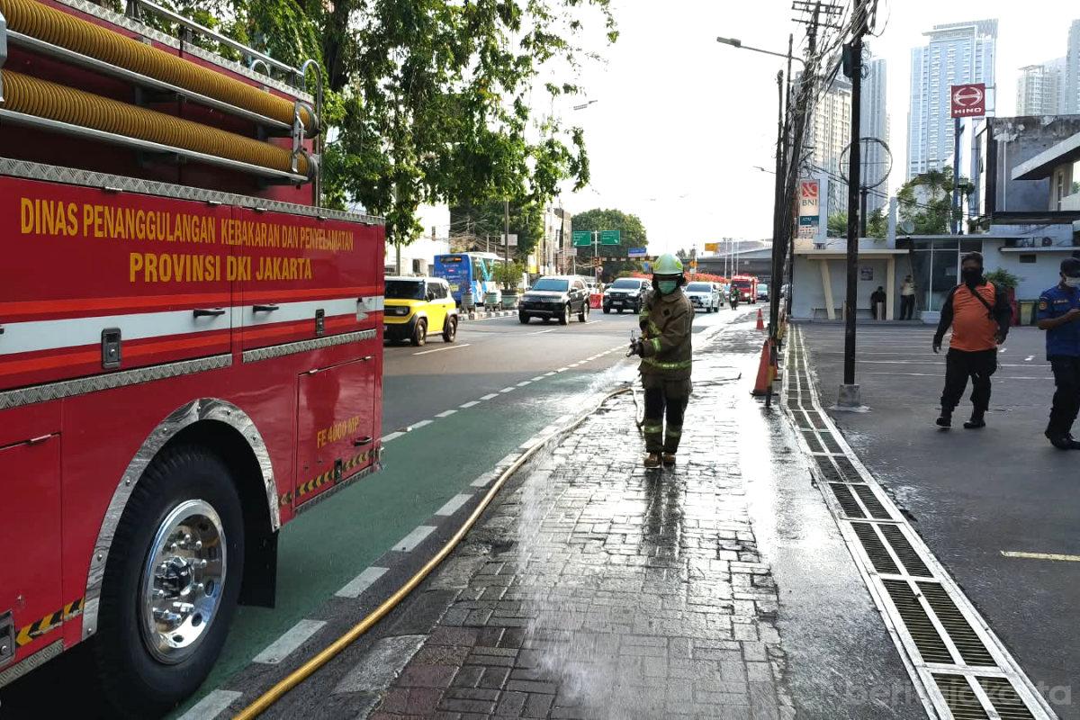 Mitigasi Abu Vulkanik Anak Krakatau, 3 Ruas Jalan Utama di Jakbar Disemprot Air