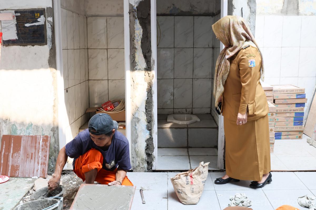 Perbaikan sarana MCK Kampung Rawa folmer