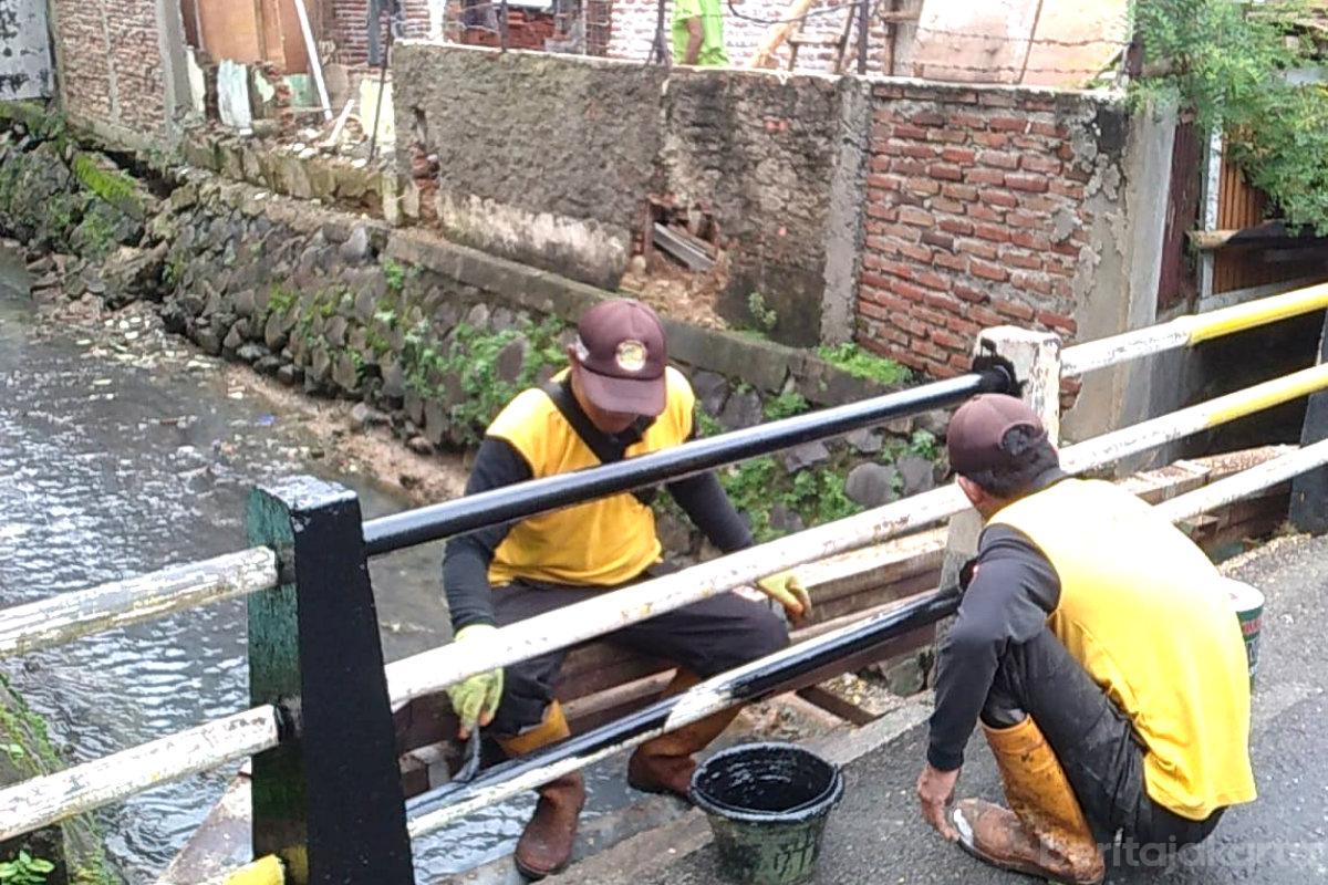 Satgas kuning cat jembatan matraman