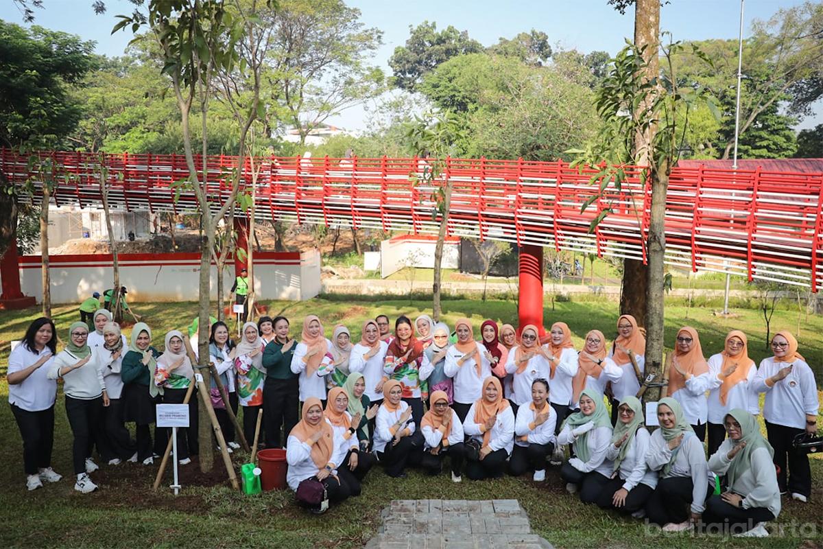Gerakan Hijau Perempuan Peduli Lingkungan jati