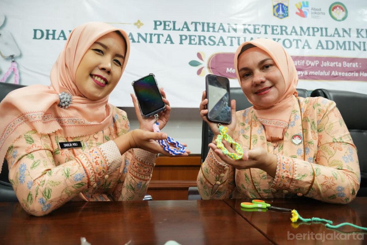 50 Anggota DWP Jakbar Dibekali Keterampilan Membuat Aksesoris Gawai
