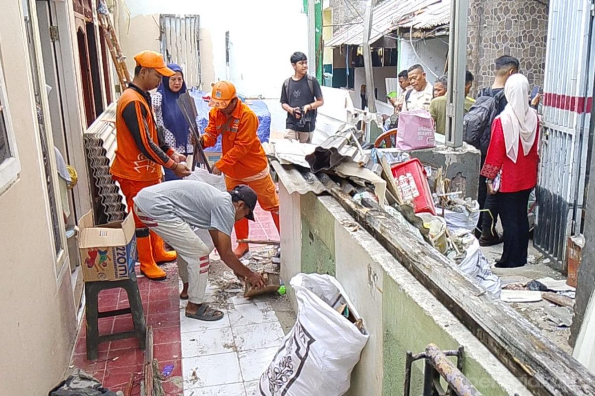PPSU Bersihkan Puing Sisa Ledakan Gas Elpiji di Kalisari