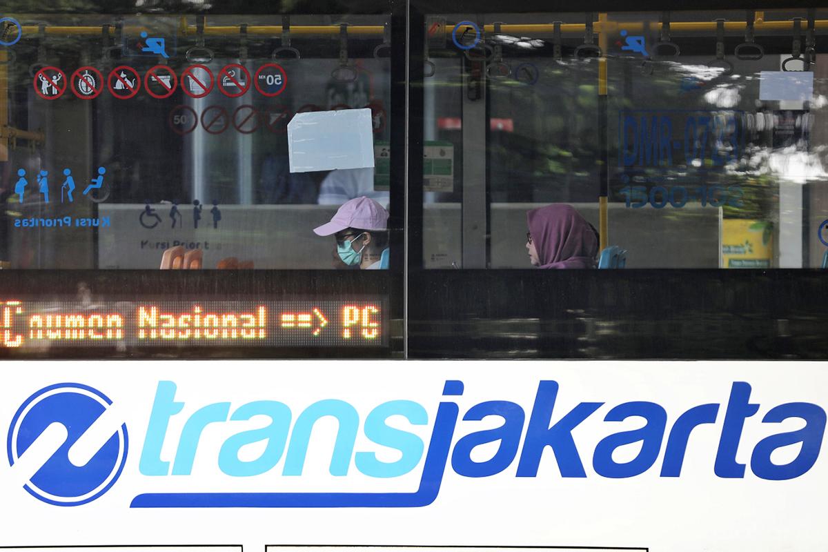 Penumpang transjakarta otoy