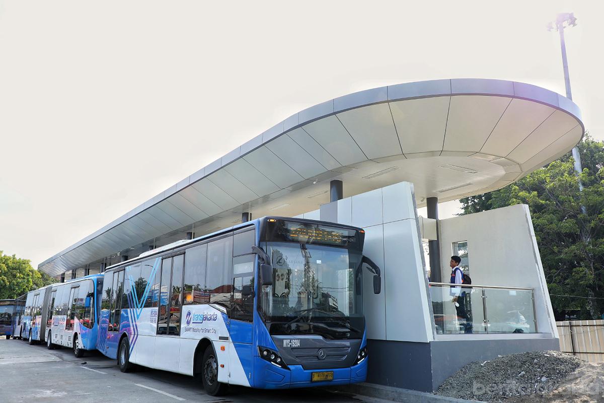Tampilan Baru Halte Transjakarta Pulogadung otoy
