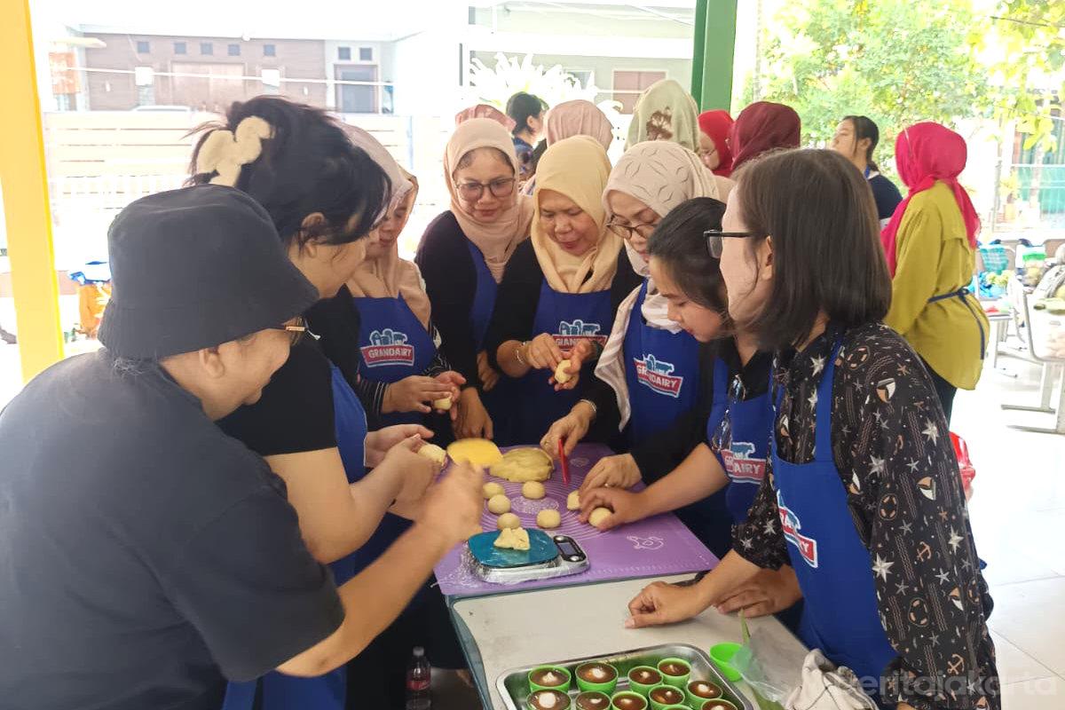 50 Peserta Ikuti Pelatihan Membuat Kue di RPTRA Jati Bersinar
