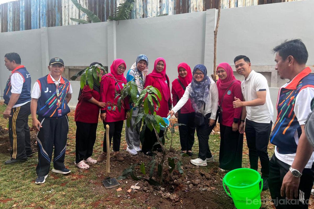 Halaman SMPN 297 Ditanami 20 Pohon Tabebuya Pink