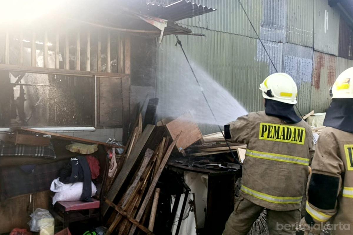 Kebakaran Belasan Bangunan di Jatinegara Berhasil Dipadamkan Petugas