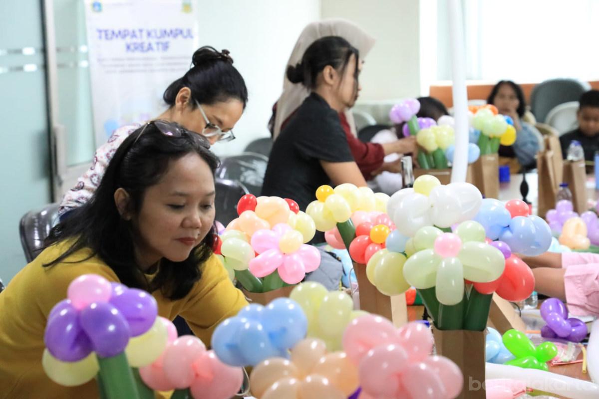 Sudin PPKUKM Jaksel Gelar Pelatihan Kreasi Bouquet Bunga Dari Balon
