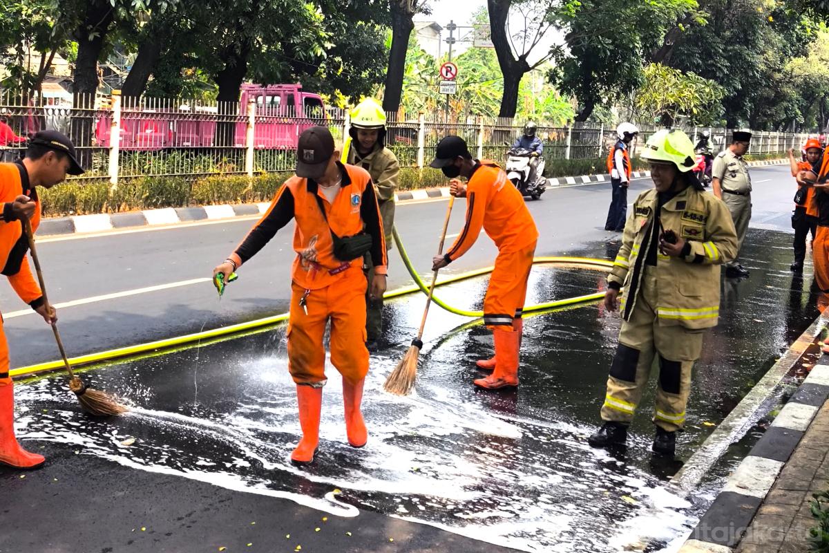 Pembersihan oli jalan ngurah rai nurito