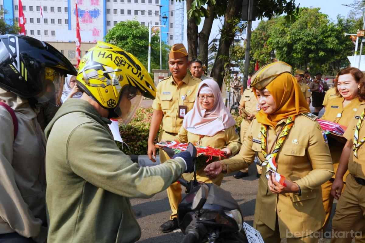 Pemkot jakbar pembagian bendera budi